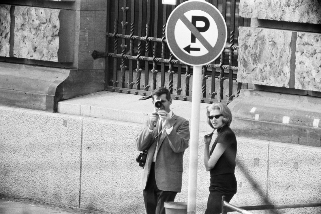 Schuss / Gegenschuss. Clara-Zetkin-Straße / Reichstag, Frühsommer 1966 52° 31‘ 04,69“ N, 13° 22‘ 38,10“ 0. (© BArch, DVH 58 Bild-GR35-10-016 / ohne Angabe)