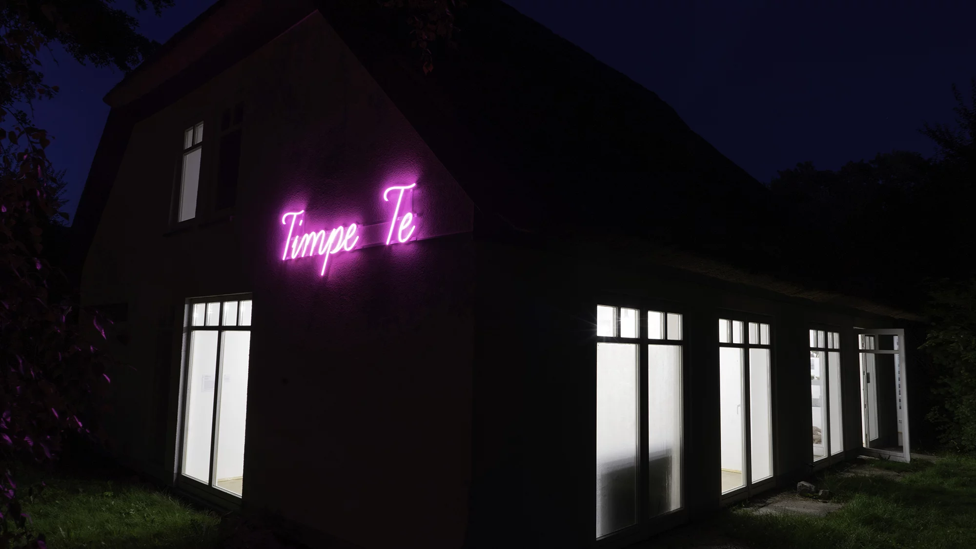 Leuchtschrift Timpe te Annett Gröschner, Von dem Slachter un syner Fru, Leuchtschrift am Neuen Kunsthaus zur Ausstellung SCHWEINEBEWUSSTSEIN