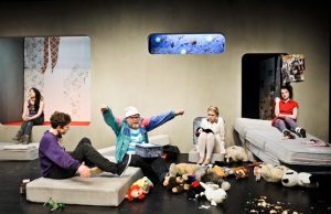 Kind ohne Zimmer, Eine Inszenierung des Kunden DT 2012, Foto: Arno Declair